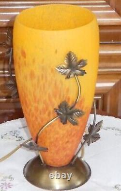Ancienne lampe a poser tulipe pâte de verre orange et décor en laiton fonctionne