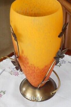 Ancienne lampe a poser tulipe pâte de verre orange et décor en laiton fonctionne