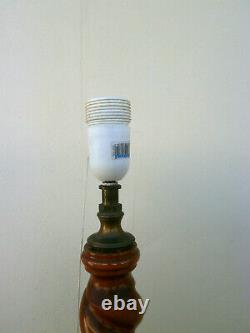 Beau lampadaire tripode Art deco en bois tourné et laiton
