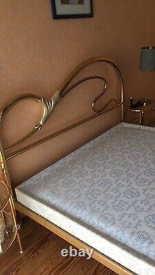 Cadre de lit 160x200 Avec Sommier et ses tables de chevet avec étagères en verre