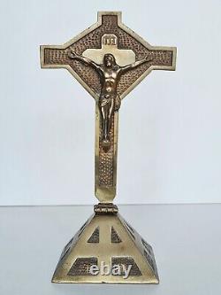 Crucifix Art-déco en laiton et laiton cuivré martelé vers 1920-1930 art du 20ème