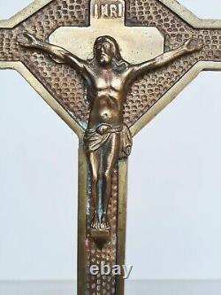 Crucifix Art-déco en laiton et laiton cuivré martelé vers 1920-1930 art du 20ème