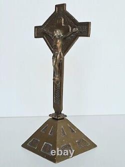 Crucifix Art-déco en laiton et laiton cuivré martelé vers 1920-1930 art du 20ème