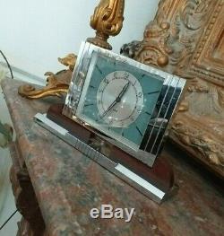 Elégante Horloge Art Déco en laiton chromé Moderniste et Bakelite Adnet 1930