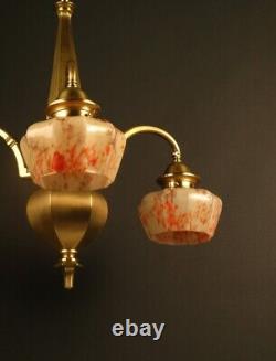 Grand Lustre Art Déco Laiton Embouti, Bronze Et Tulipes En Verre Marbré