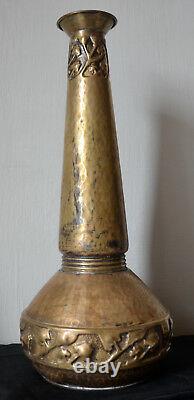 Grand vase art-déco en laiton ISIS4084. Dinanderie. Belgique années 30