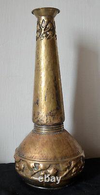 Grand vase art-déco en laiton ISIS4084. Dinanderie. Belgique années 30