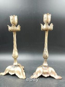 Jolie Paire de bougeoirs Art Déco Bronze en forme de tulipes fleurs art Nouveau