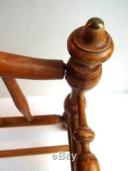 Jouet, Meuble de poupée 1900, Lit à barreaux, bois tourné et cintré, laiton doré