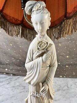 Lampe, Asie, Sculpture Femme Asiatique tenant une Rose, Abat jour amovible, 1950