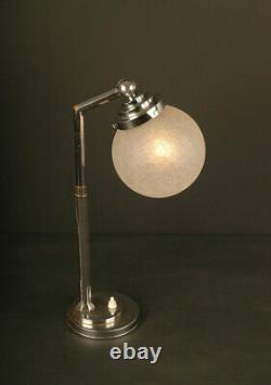 Lampe De Table Ou De Bureau Art Déco En Laiton Nickelé Et Globe En Verre Moulé