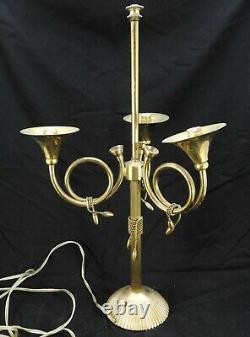 Lampe à posé à trois cors de chasse en laiton