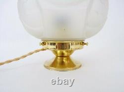 Lampe à poser globe en pâte de verre Art Déco et pied en laiton