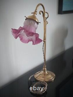 Lampe de bureau Art Déco électrifiée en laiton et tulipe en pâte de verre rose