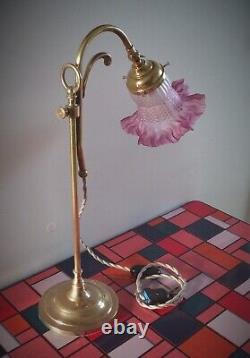Lampe de bureau Art Déco électrifiée en laiton et tulipe en pâte de verre rose