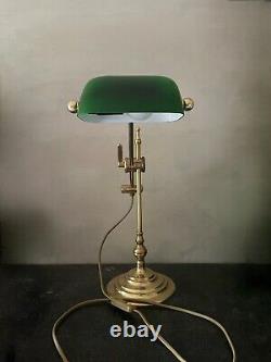 Lampe de bureau en laiton et opaline verte vers 1900