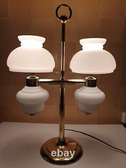 Lampe de bureau table laiton double globe opaline style lampe à pétrole quinquet