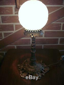 Lampe en bronze et laiton globe en verre opaque Art Déco