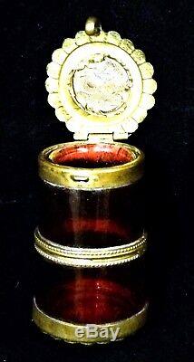 Petit flacon en laiton et verre rouge vue miniature fixé sous verre opaline
