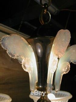 Superbe lustre Art Déco 7 feux, verre opalescent signé Ezan, décor à fleurs