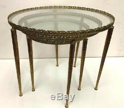 Table gigogne en laiton Piétement fuseau et plateau de verre XX siècle